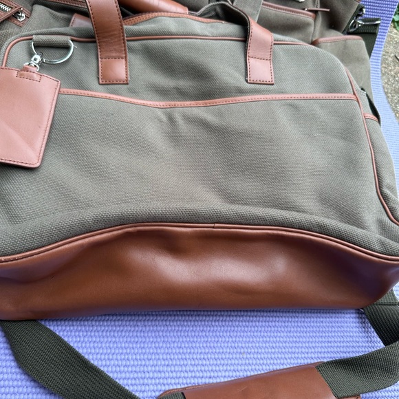 Levenger Italian leather travel bags (2) - Picture 10 of 16